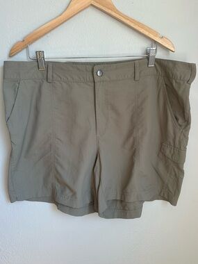 Columbia Women’s 16W Beige Quick Dry Hiking Cargo Shorts Outdoor Travel Utility